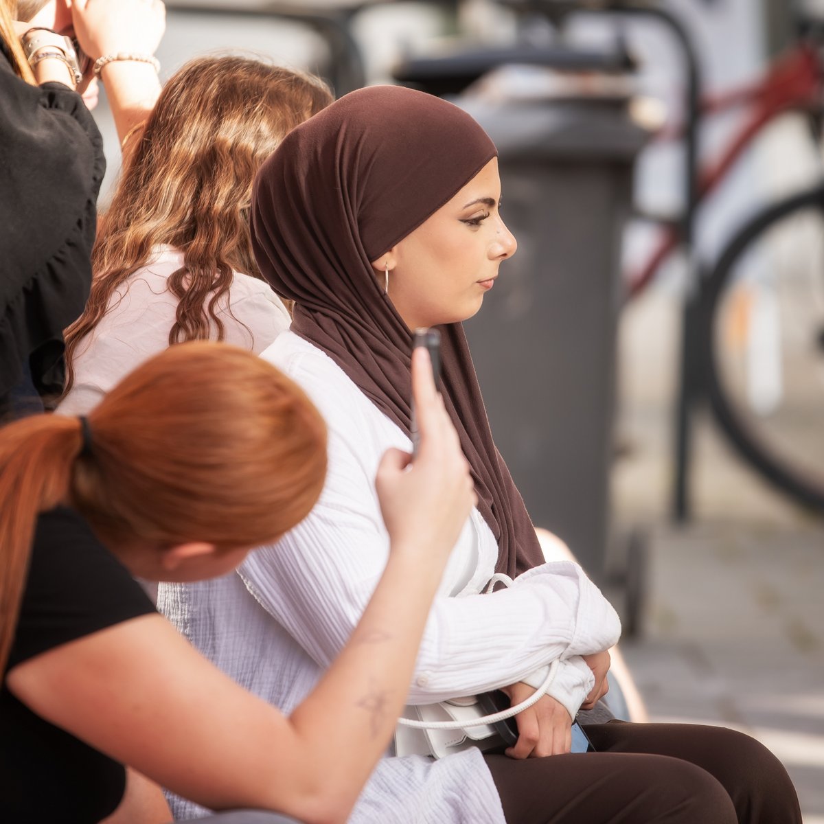 Jugendliche und Gäste während der Präsentation