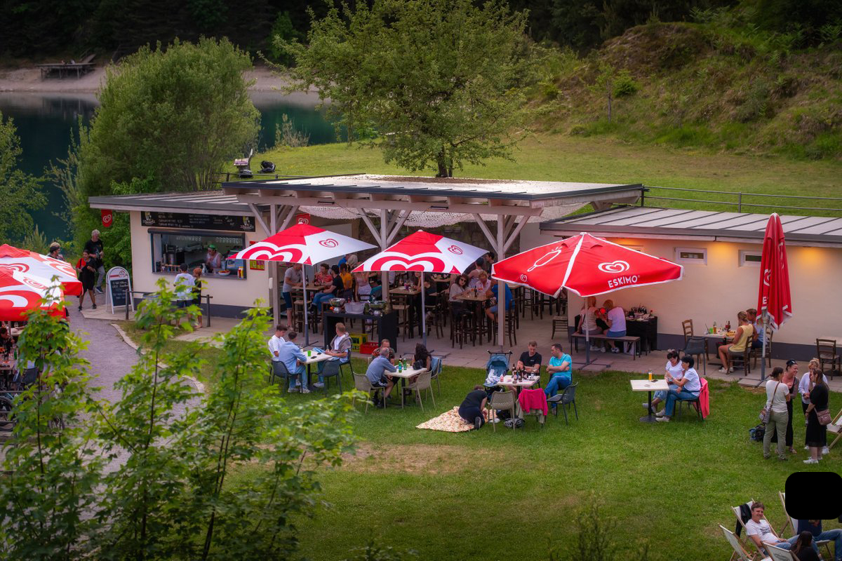 G�ste feiern Fullmoonparty am Urisee bei Reutte