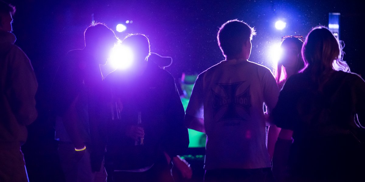 Breite Nachtaufnahme der Fullmoonparty am Urisee Reutte