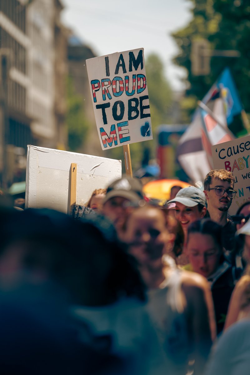 Demonstrierende tragen ein Schild mit der Aufschrift ?I am proud to be me? w?rend der Pride-Parade.