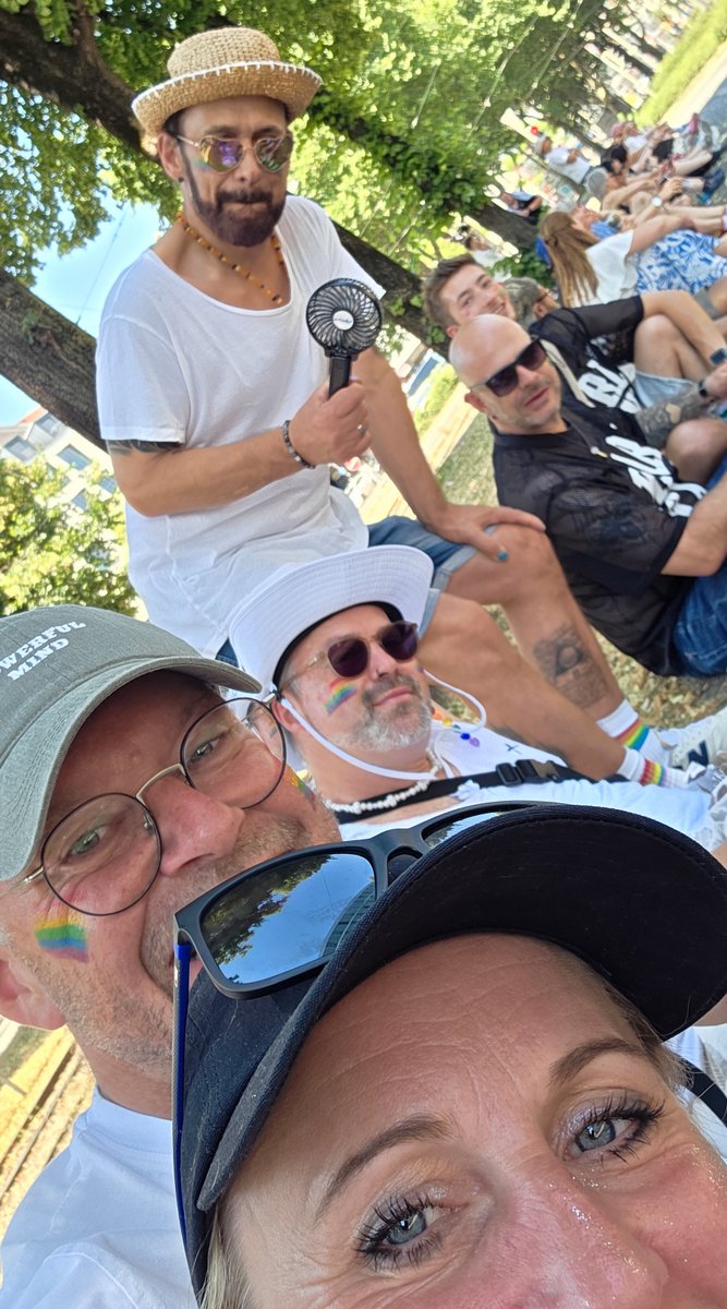 Fr?liche Gruppe macht ein Selfie w?rend des CSD München Pride bei sommerlichem Wetter.