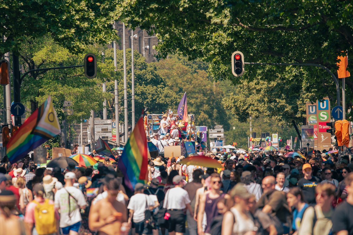 Dichte Zuschauermenge und Pride-Flaggen s?men die breite Stra? in der M?chner Innenstadt.