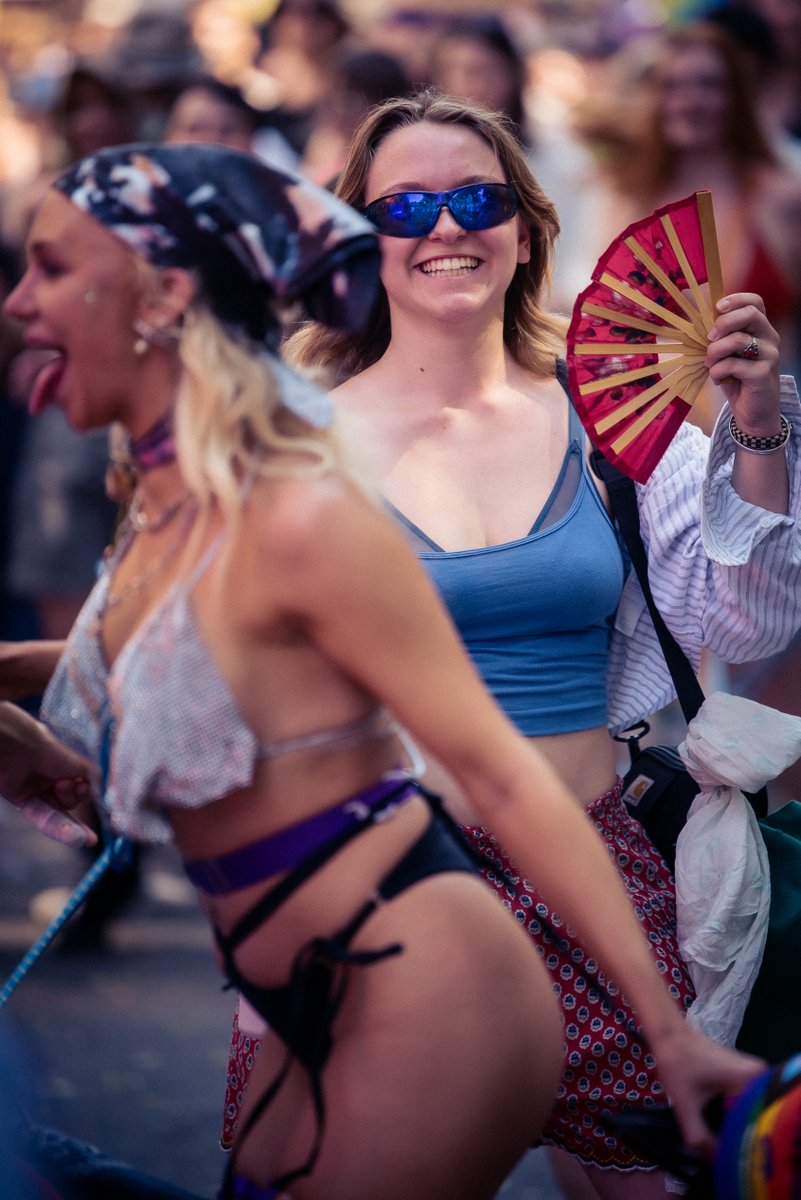 Lachende Teilnehmende mit Regenbogenf?her feiern dicht gedr?gt in der Pride-Menge.