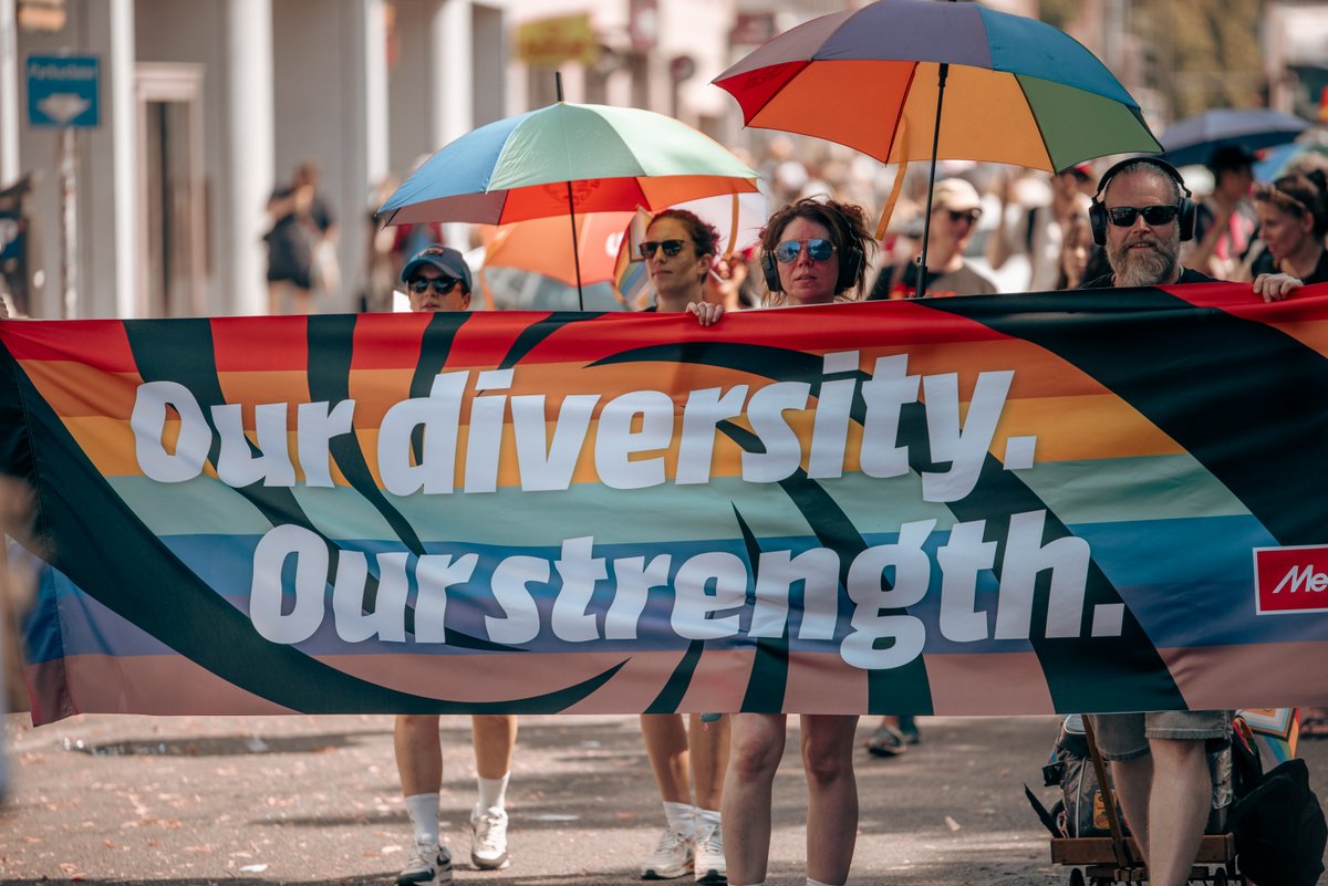 Gro?s Banner mit der Aufschrift ?Our diversity. Our strength.? wird durch die Parade getragen.