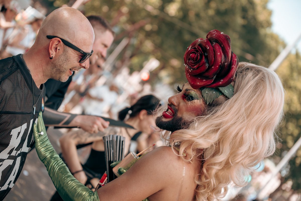 Nahaufnahme zweier Teilnehmender, die sich w?rend der Pride-Parade k?sen.