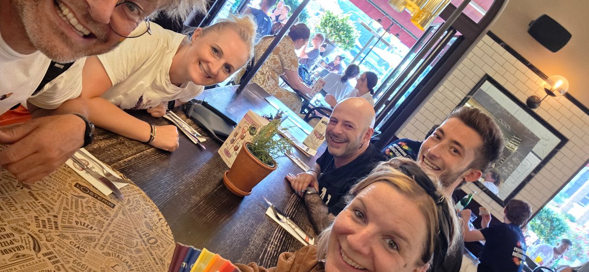 Freundesgruppe sitzt im Restaurant zusammen und macht ein Selfie nach der Parade.
