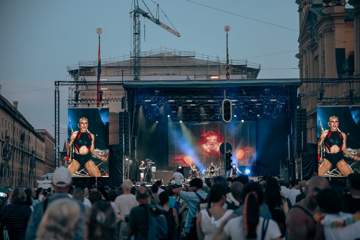B?ne mit Lichtshow und Publikum bei der CSD-Party am Abend.