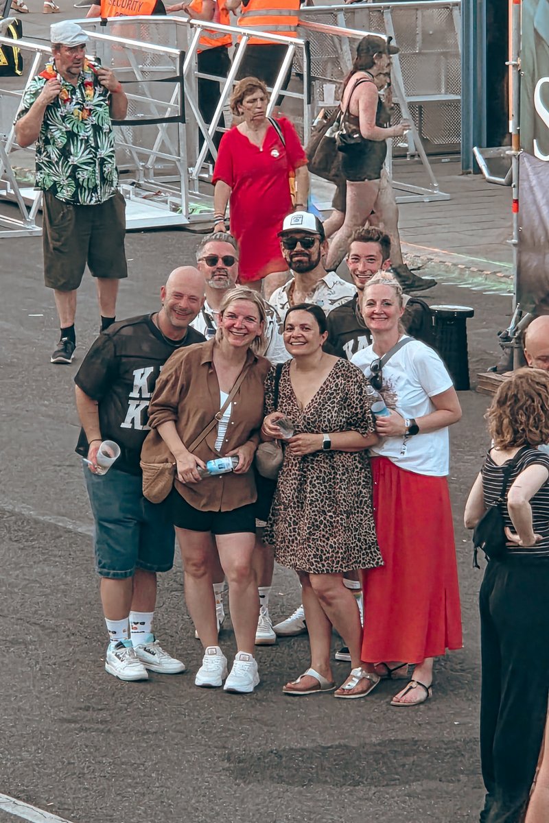 Freundesgruppe steht am Rand des Festgel?des und schaut zur Kamera.